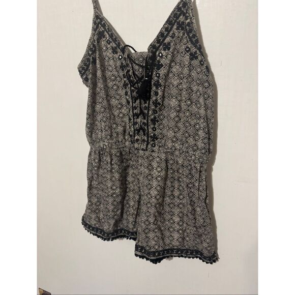 American Eagle Outfitters Black & White Lace up Boho Printed Romper Medium - Picture 2 of 6